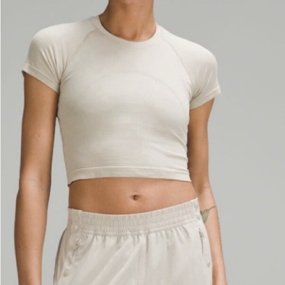 Lululemon Swiftly Tech Cropped Short Sleeve. Size 2
